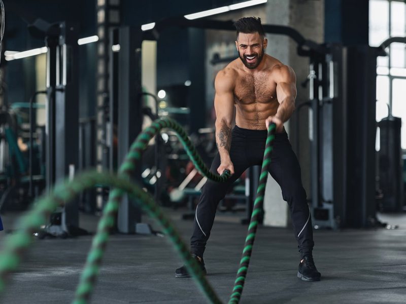 naked-muscular-man-exercising-with-battle-ropes-9G6Q3PV-min.jpg